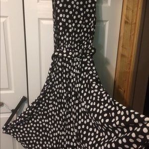 Sleeveless black/white dress w/side pockets